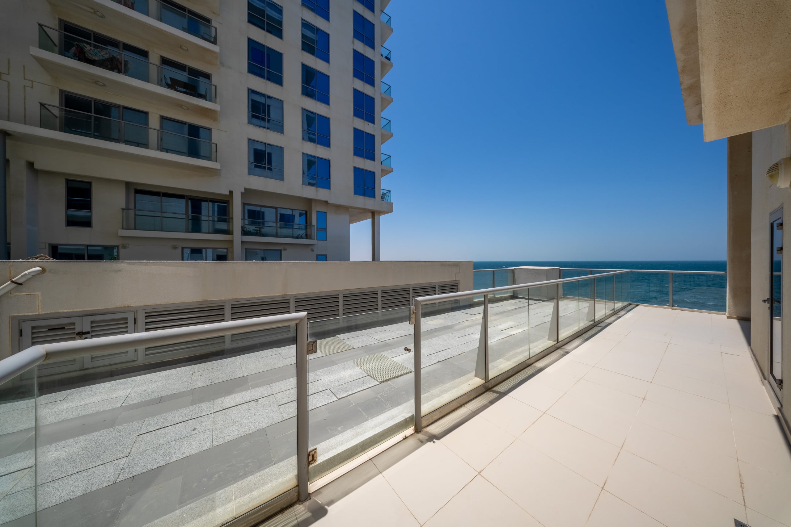 AMAZING SEA VIEW | FULLY FURNISHED | CHILLER FREE